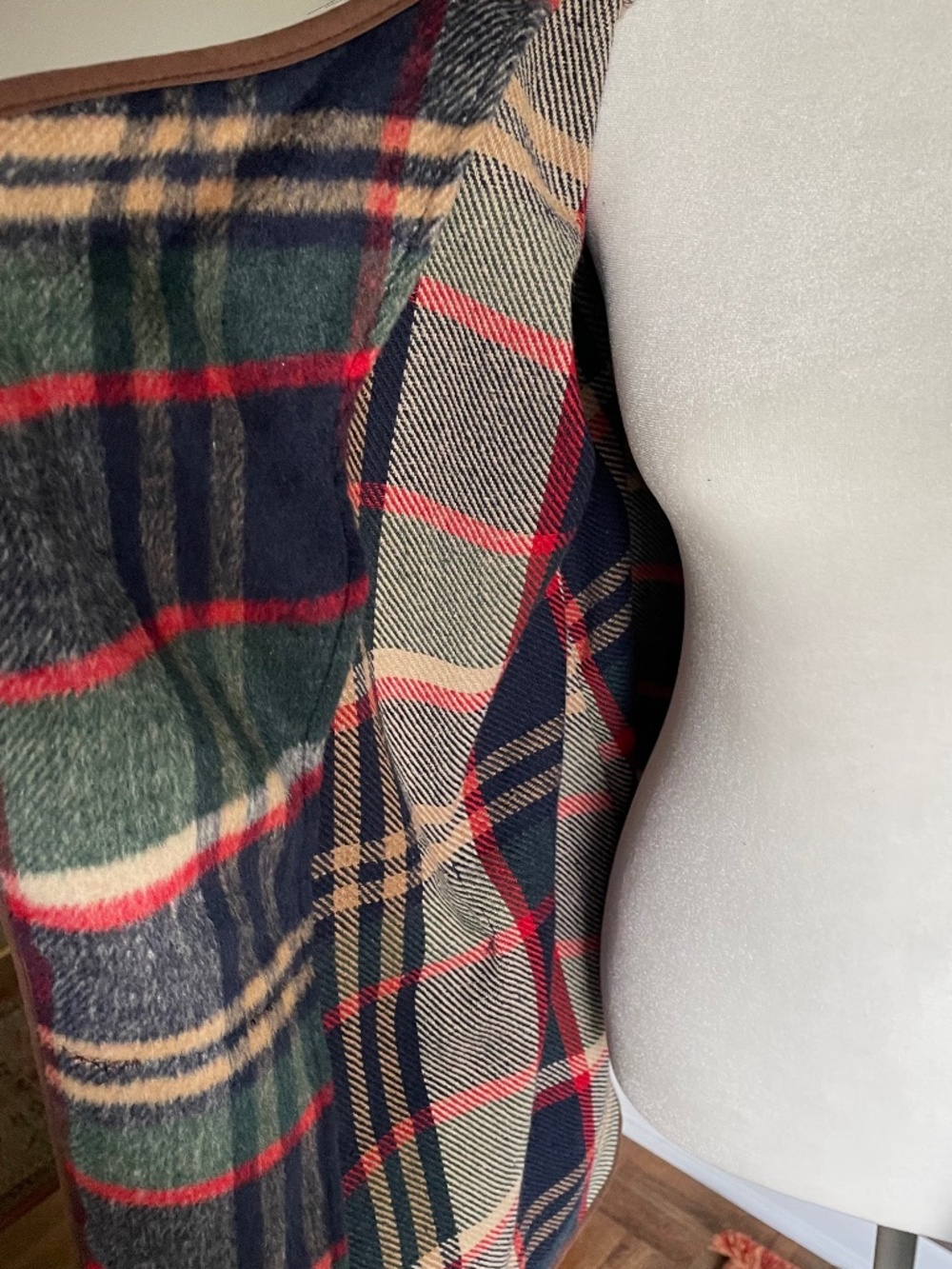 ETWO Luxury Tartan Plaid Cape Poncho Coat with Faux Fur Collar O/S - Picture 8 of 12